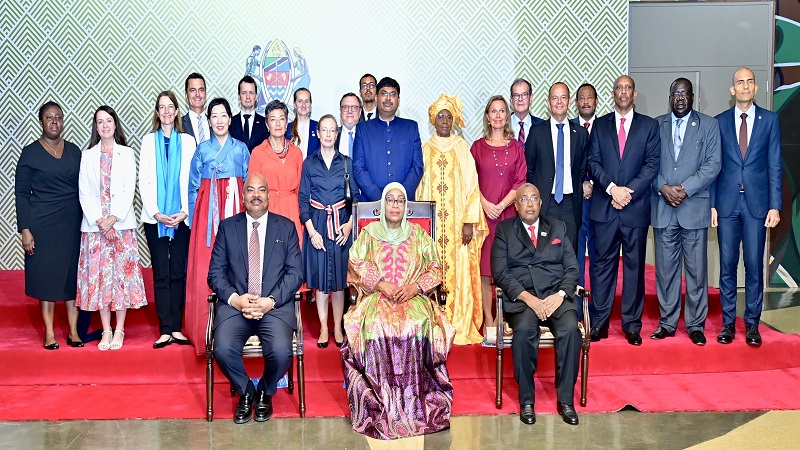 President Dr. Samia Suluhu Hassan, together with the Minister for Foreign Affairs and East African Cooperation, Ambassador Mahmoud Thabit Kombo, and the Dean of Ambassadors, who is the Comoros Ambassador to Tanzania, Dr. Ahamada El Badaoui Mohamed