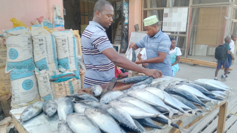 Wachuuzi wa samaki wakipanga bidhaa yao katika eneo la Kitunda jijini Dar es Salaam jana huku samaki mmoja akiuzwa kwa Sh. 10,000. 