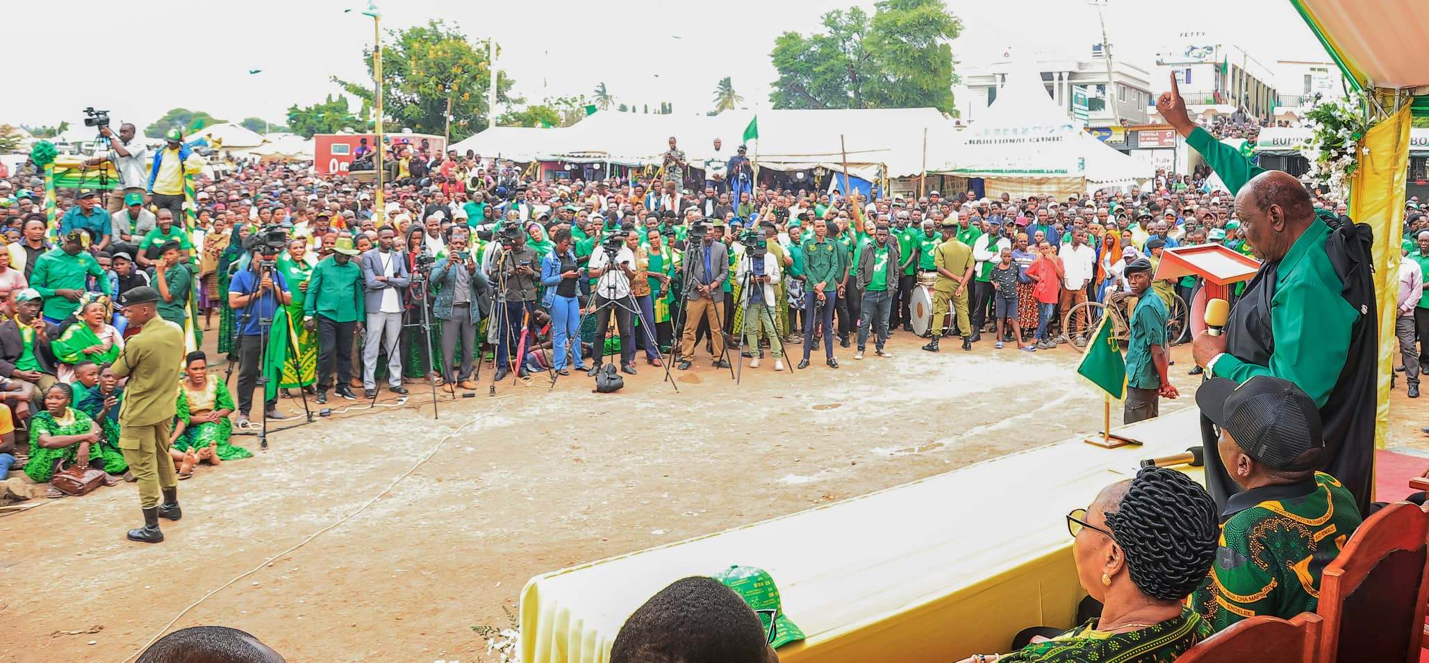 Makamu Mwenyekiti wa Chama Cha Mapinduzi (CCM) Bara, Stephen Wasira, akihutubia katika mkutano wa hadhara wakati wa kumkaribisha, mjini Bunda, juzi. 