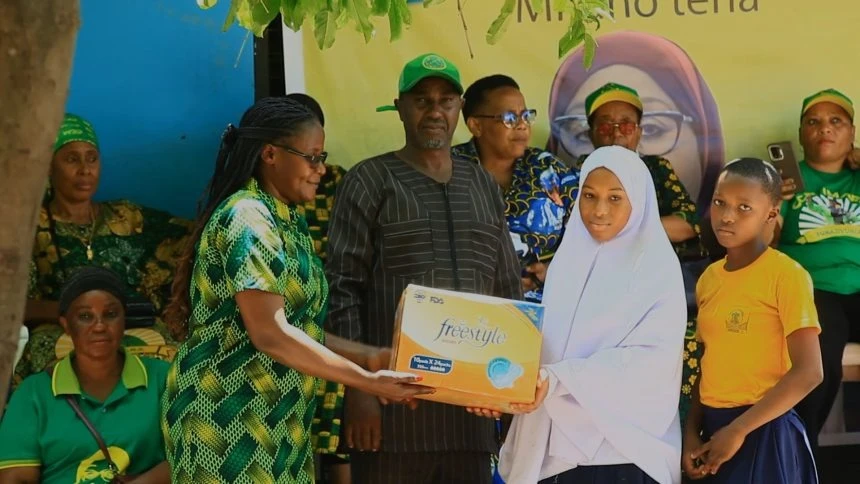 Jane Mwambebule (L), CCM’s Ideology, Publicity and Training secretary for Msasani ward in Dar es Salaam, presents Hengan sanitary pads to a representative of pupils of the city’s Msasani B Primary School pupils earlier this week. 