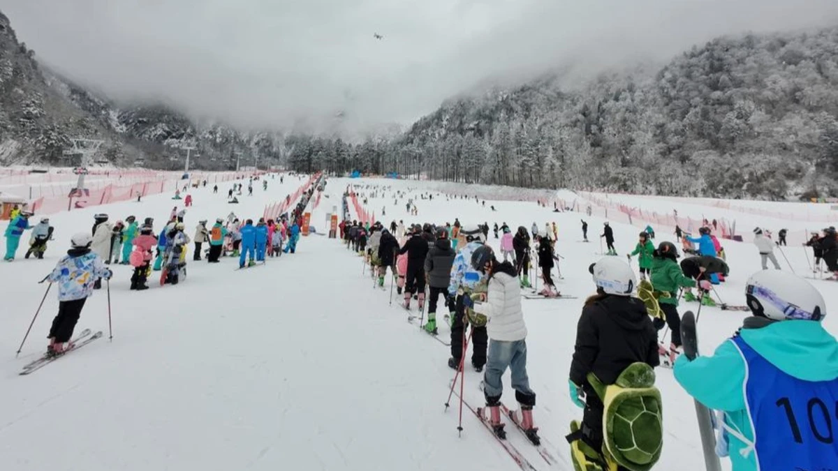 People ski at Qiangrengu ski resort in Wenchuan County, Aba Tibetan and Qiang Autonomous Prefecture, southwest China's Sichuan Province, Jan. 31, 2025.