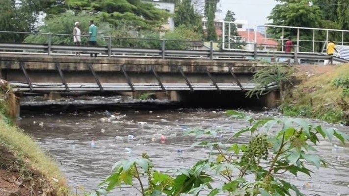 Taka za plastiki zikisombwa na maji ya mto Mirongo, kuelekea Ziwa Victoria. 