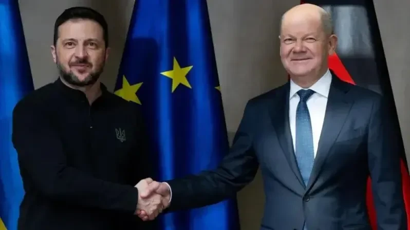 Rais wa Ukraine Volodymyr Zelensky akiwa na Kansela wa Ujerumani, Olaf Scholz