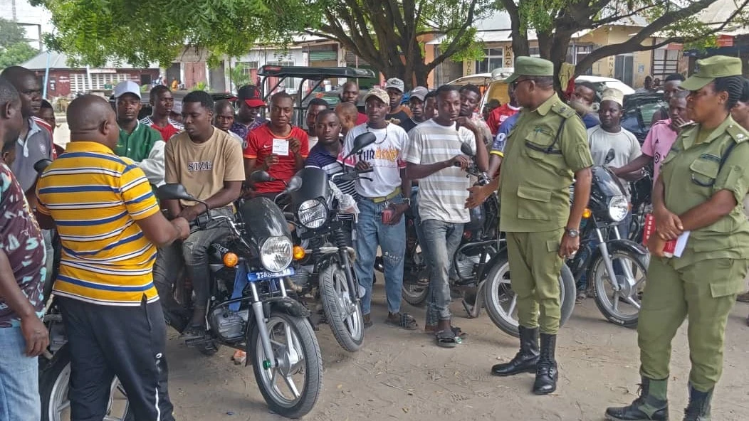 Mkuu wa Polisi Kitengo cha Usalama Barabarani Mkoa wa Kipolisi Rufiji, Miraji Mkojera na Mkaguzi Msaidizi wa Polisi Kata Mbwara, Faustina Ndunguru (kulia), wakitoa elimu kwa bodaboda.