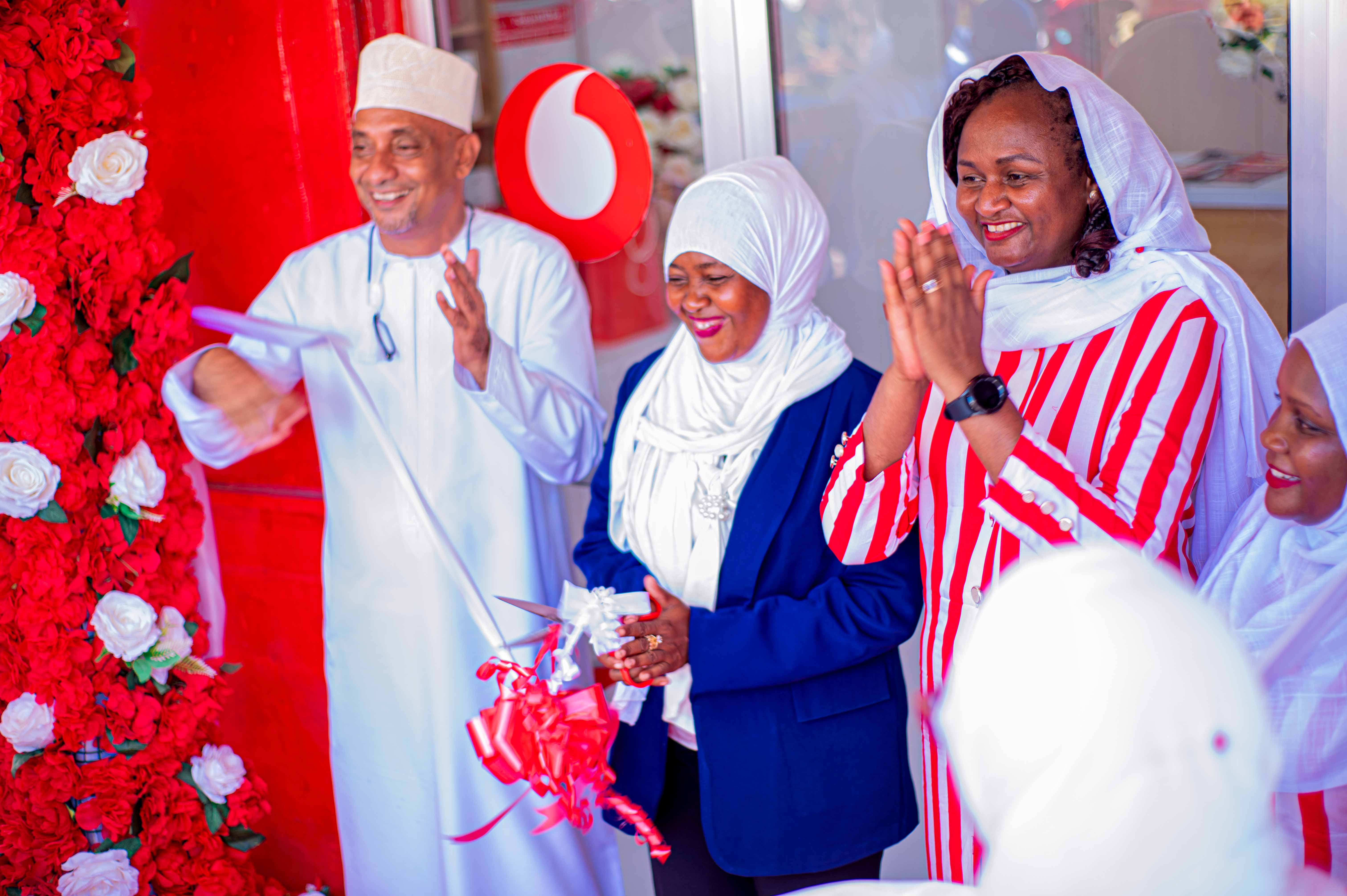 Katibu Tawala wa mkoa wa Kaskazini A, Mariam Khamis, (katikati) akikata utepe kuzindua rasmi duka la huduma kwa wateja  la Vodacom huko Zanzibar Nungwi. Uzinduzi huu ni hatua muhimu kwa jamii, kwani duka hilo litatoa huduma bora za mawasiliano na bidhaa.