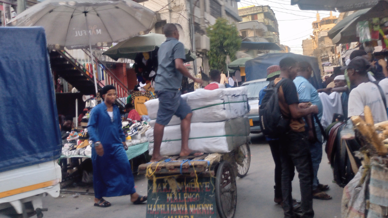 Wakazi wa jijini Dar es Salaam wakiendelea na shughuli za kibiashara katika mtaa wa Msimbazi eneo la Kariakoo, ambapo kwa sasa biashara hufanyika usiku na mchana. 