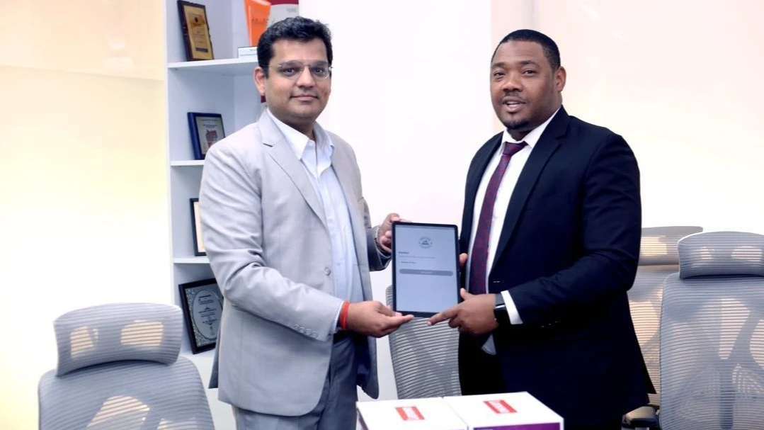 Juma Burhani, Executive Director of the Zanzibar Economic Empowerment Agency (ZEEA) (R), receives a laptop from Kunal Jhunjhunwala, Director of Airpay (L),to enhance the efficiency of the loan application process and digital registration across the island