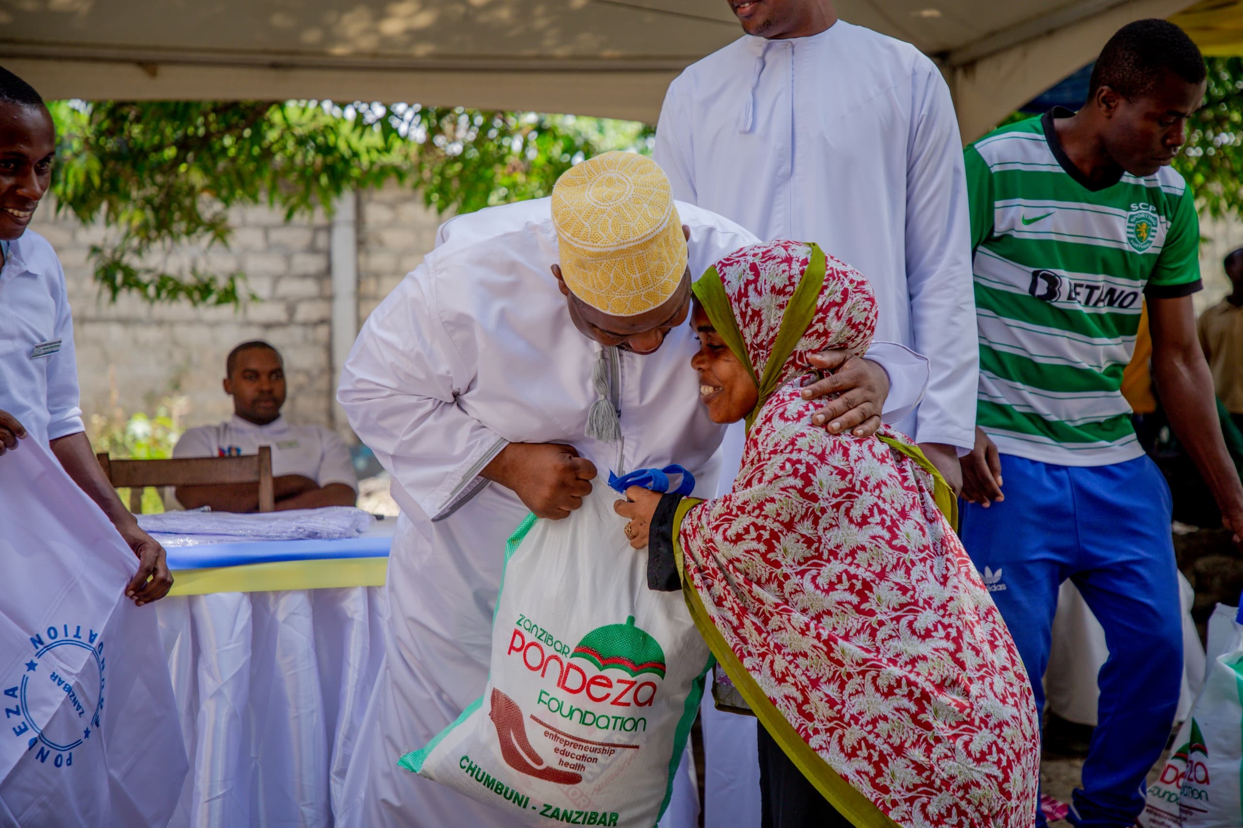  Usi Salum Pondeza (in cap), legislator for Chumbuni in Zanzibar, has a word with a resident of the constit-uency yesterday when gifting foodstuffs for iftar to persons with disabilities and those living in difficult conditions.