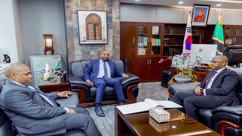  Minister Masauni (C) speaks with Tanzania’s Ambassador to South Korea, Togolani Mavura (R), on Monday. Left is Deputy PS Abdallah Mitawi. Masauni is in South Korea with officials to explore carbon trading opportunities.