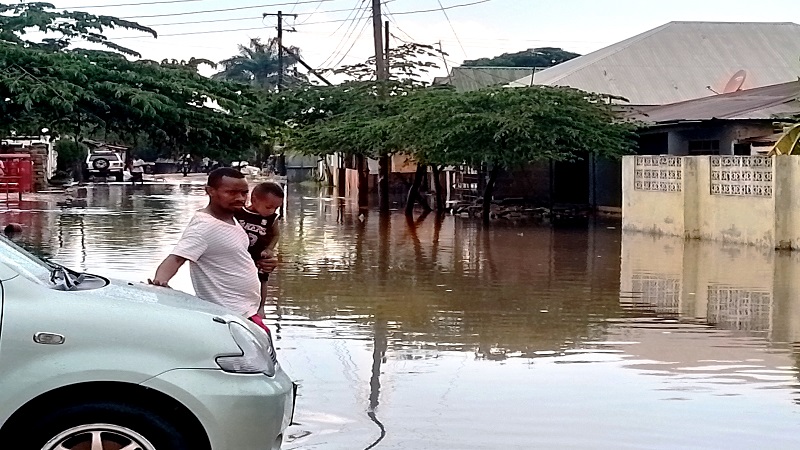 A brief rain in Dar es Salaam flooded Ufipa Street in Kinondoni due to clogged drainage. The municipality plans to allocate 60m/- in 2025/2026 for infrastructure rehabilitation to prevent future floods.