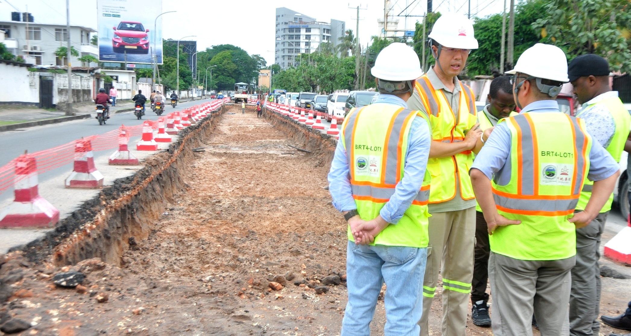 This is a scene captured yesterday from the Palm Beach section of Dar es Salaam’s Ali Hassan Mwinyi Road excavated as part of the ongoing implementation of the commercial city’s ambitious bus rapid transit (BRT) road infrastructure project by Chinese.