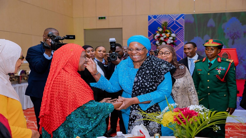 President of the Republic of Namibia, Dr. Netumbo Nandi-Ndaitwah, greets Salama Salehe Ghulum (Mama Salehe), who was her neighbour during the time she lived at Magomeni Mikumi, Dar es Salaam in the 1980s. 
