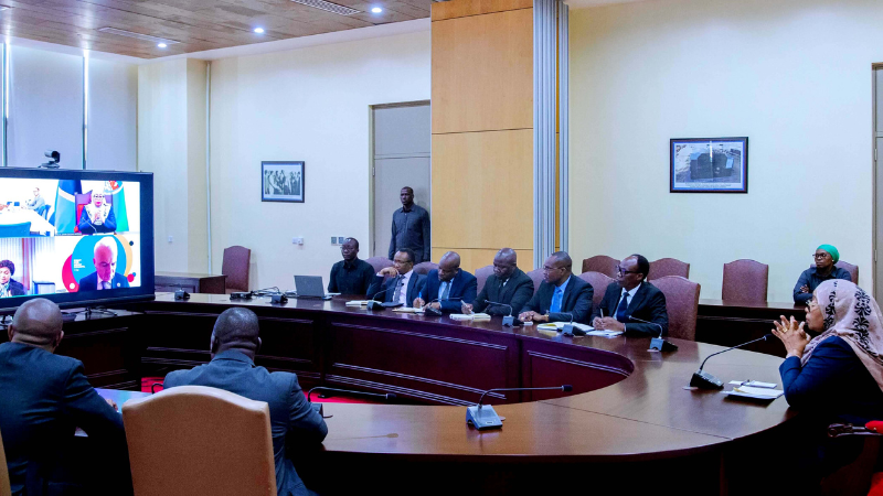 Rais Dk. Samia Suluhu Hassan, akizungumza kwa njia ya mtandao na Mkurugenzi Mtendaji wa Mfuko wa Kimataifa wa kusaidia Mapambano dhidi ya ugonjwa wa Ukimwi, Kifua Kikuu na Malaria (Global Fund), Peter Sands, Ikulu, jijini Dar es Salaam leo.